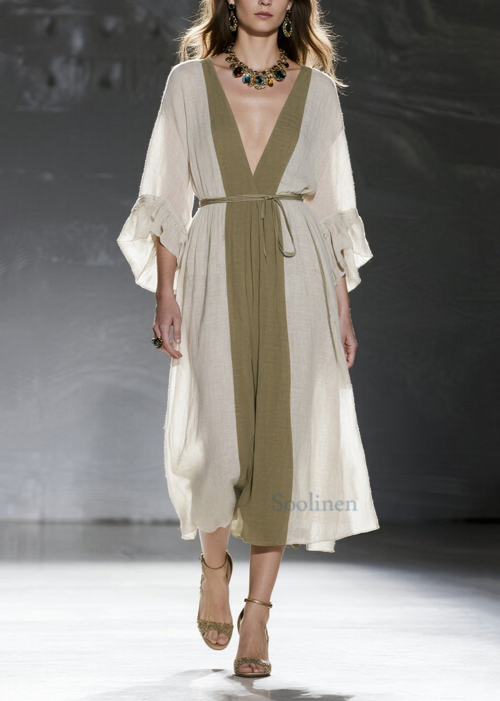 Sommerkleid aus naturweißer Baumwolle mit V-Ausschnitt und Patchwork-Design