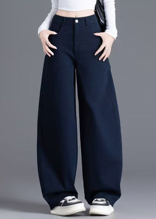 Marineblaue Jeans mit Knopftaschen, weitem Bein und hohem Bund