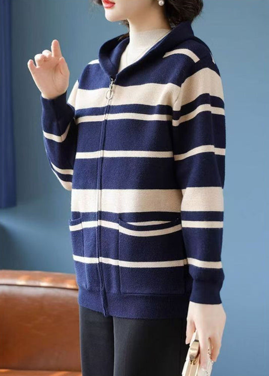 Marineblauer Kapuzenmantel aus Baumwollstrick mit Reißverschlusstaschen und Laternenärmeln