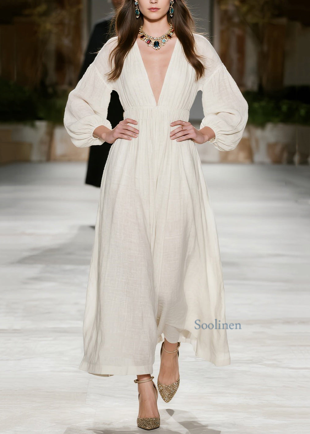 Nuevo vestido beige de algodón con cuello en V y patchwork arrugado para primavera