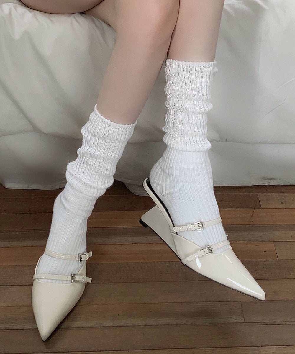 Neue schwarze Sandalen mit Keilabsatz und spitzer Zehenpartie