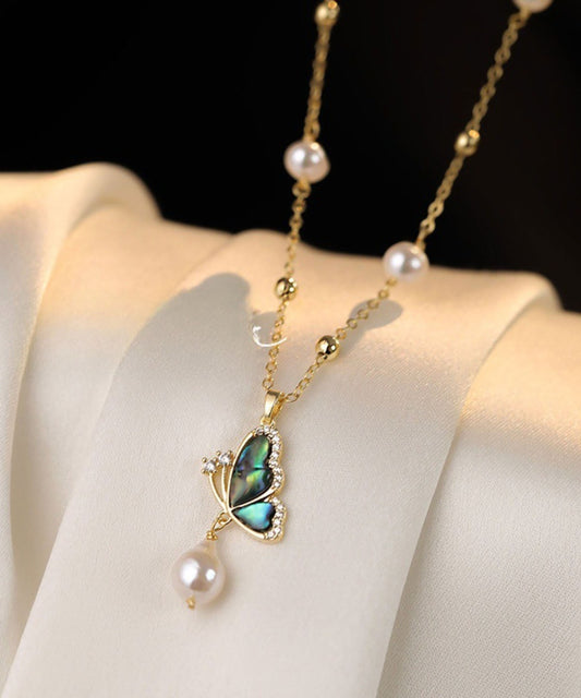 Neues dreiteiliges Set aus Halskette, Ringen und Ohrhängern mit Schmetterlingsanhänger, vergoldeter Zirkonia-Perle und Kupferauflage.