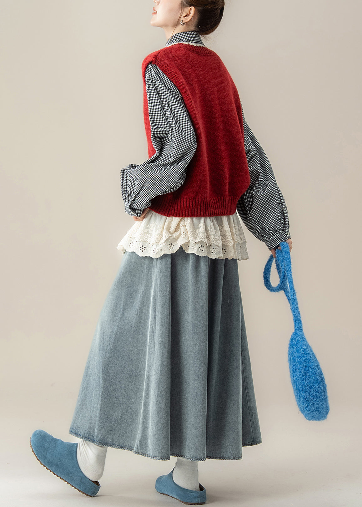 Neues dreiteiliges Set aus roter Strickweste mit Knöpfen und blauen Jeansröcken mit Patchwork-Karohemden für den Frühling