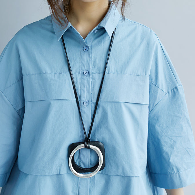 Neue blaue Baumwollkleider in Übergröße. Umlegekragen mit seitlich offenen Taschen. Neue Baumwollkleider mit Dreiviertelärmeln