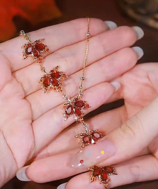 Collar con colgante de borla de hojas de arce doradas de acero inoxidable rojo novedoso