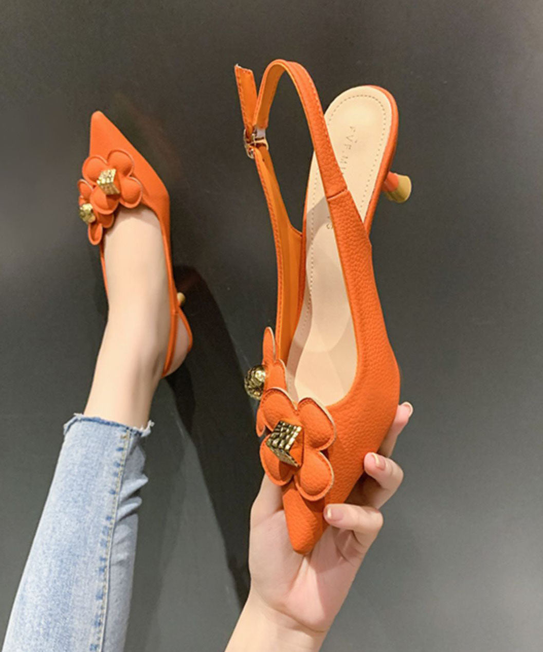 Orangefarbene Stiletto-Sandalen mit spitzer Zehenpartie und Blumen-Pailletten