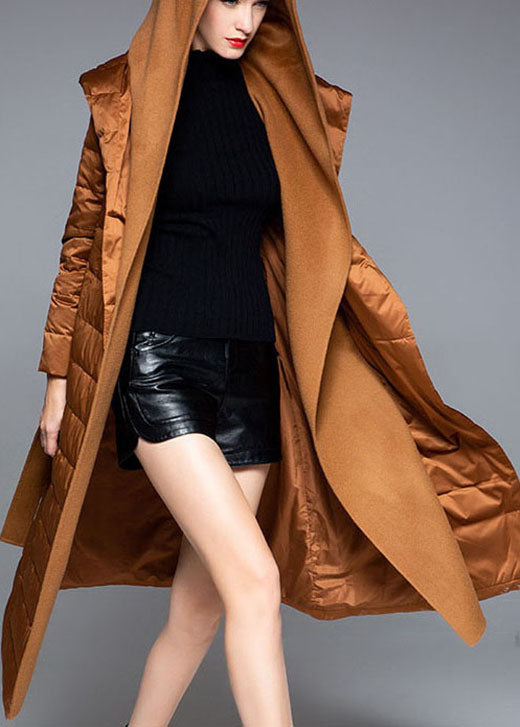 Bio-Winter-Daunenjacken mit Kapuze und Patchwork-Schmalschnitt in Karamell