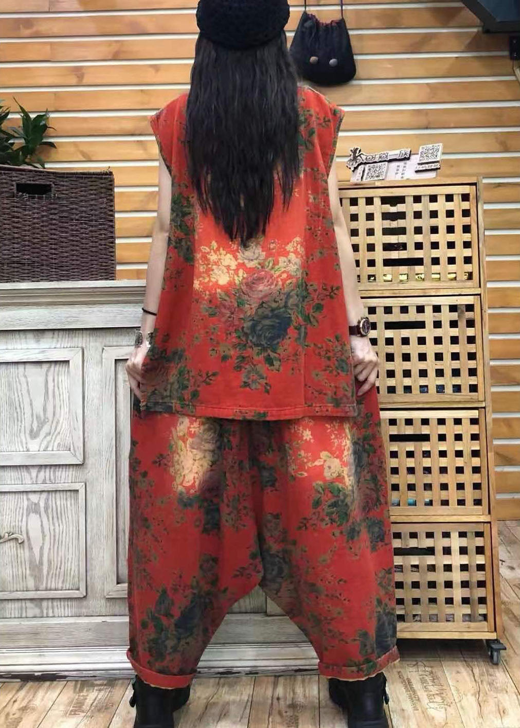 Conjunto de dos piezas sin mangas de otoño con diseño bajo y alto con estampado orgánico de cuello redondo en rojo