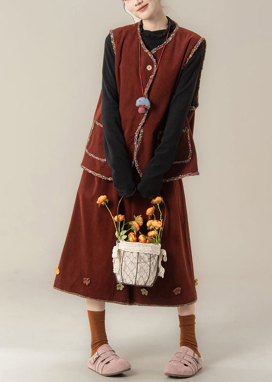 Dreiteiliges Set aus roter Bio-Cordweste mit V-Ausschnitt, passendem Oberteil und Cropped-Hose für den Herbst