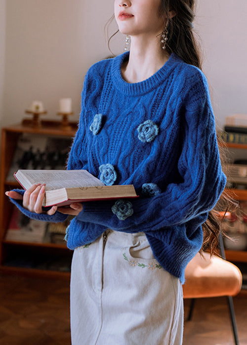 Originaler blauer, kuscheliger Strickpullover mit Blumenmuster für den Winter