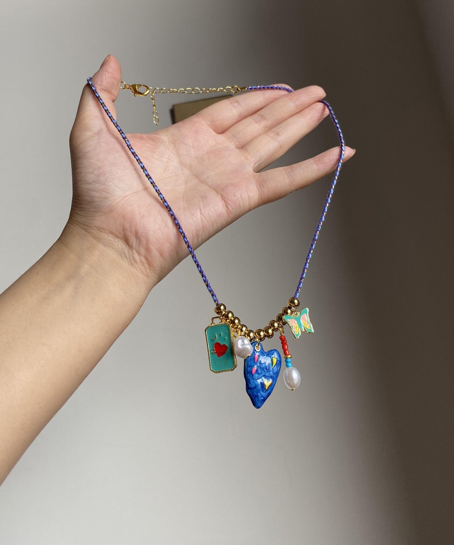 Collar con colgante de mariposa de amor con esmalte de goteo de aleación azul de diseño original