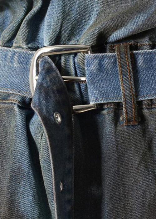 Mono vaquero de verano con diseño original, bolsillos con cremallera y fajas en azul