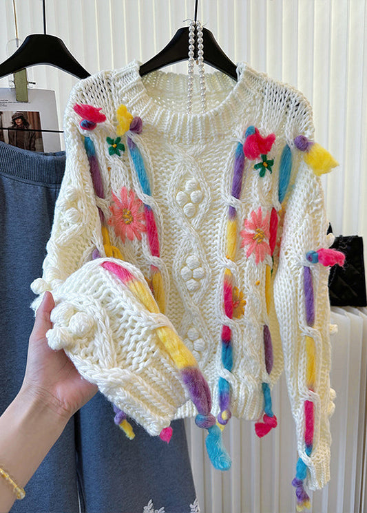 Suéteres de punto cable bordados en blanco con diseño original para invierno