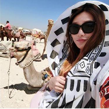 Outdoor sunscreen black white geometric pattern veil beach holiday oversized scarf - SooLinen