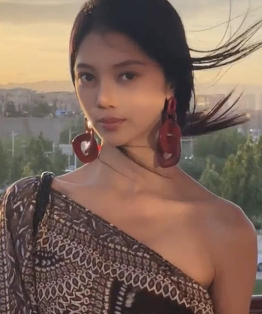 Übergroße rote Acryl-Creolen mit geometrischem Muster