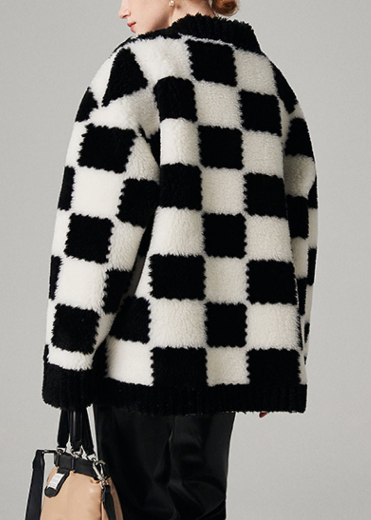 Abrigo de lana a cuadros negro con cuello en V y bolsillos con botones para invierno