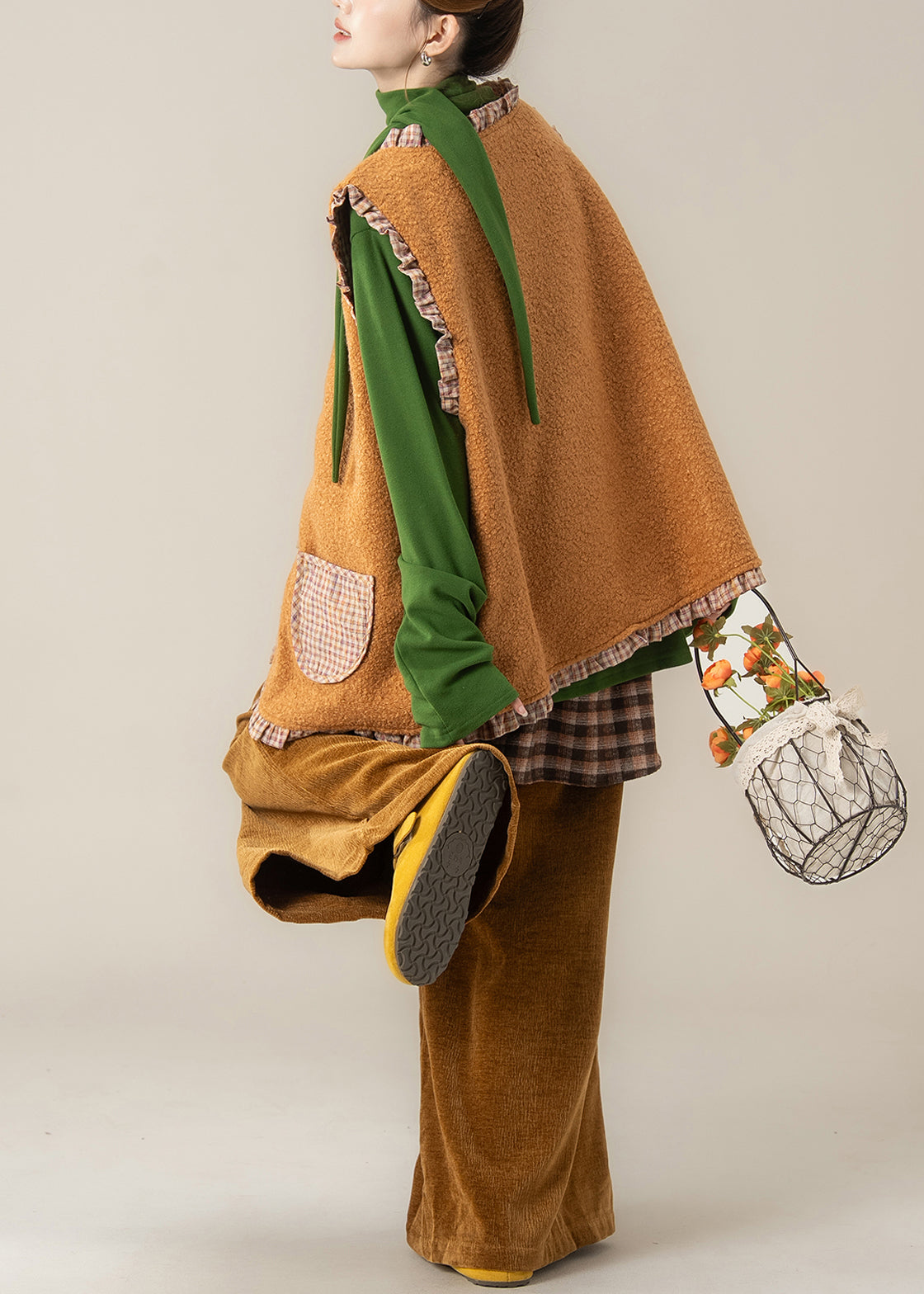 Zweiteiliges Set aus karierter, orangefarbener Teddyweste und Hose mit Rüschen an beiden Seiten – Frühling