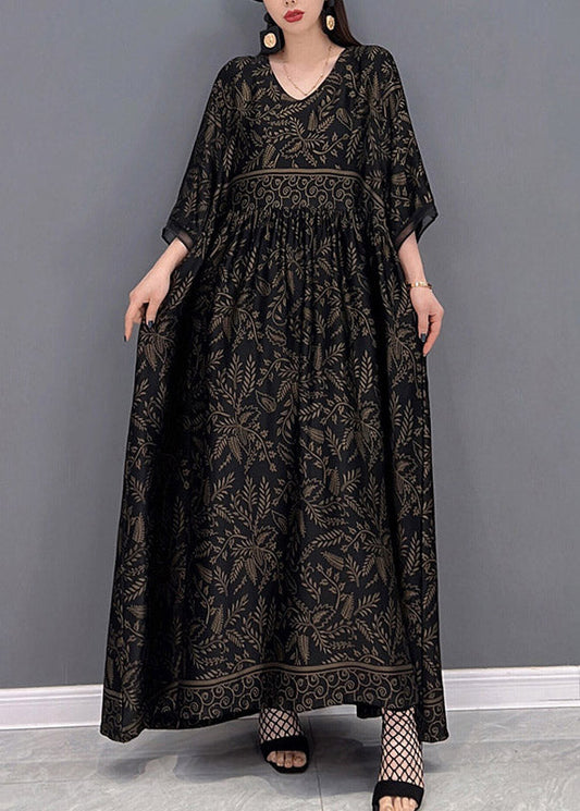 Plus Size Schwarzes Seiden-Langkleid mit V-Ausschnitt und Print, kurze Ärmel