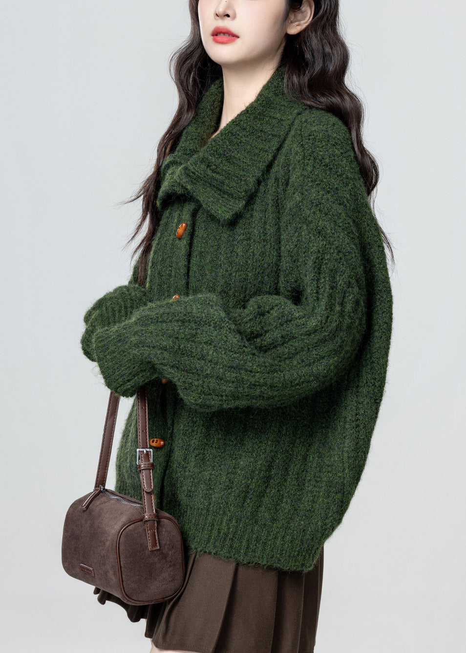Abrigo de punto acogedor con botones y cuello alto verde de talla grande para invierno