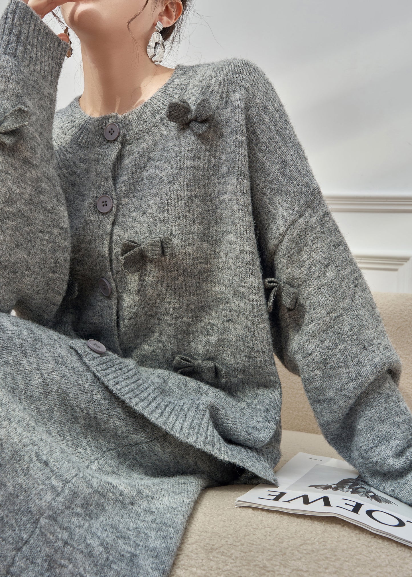 Graues Strick-Zweiteiler-Set in Übergröße mit Rundhalsausschnitt und Schleife, zweiteilig, Winter