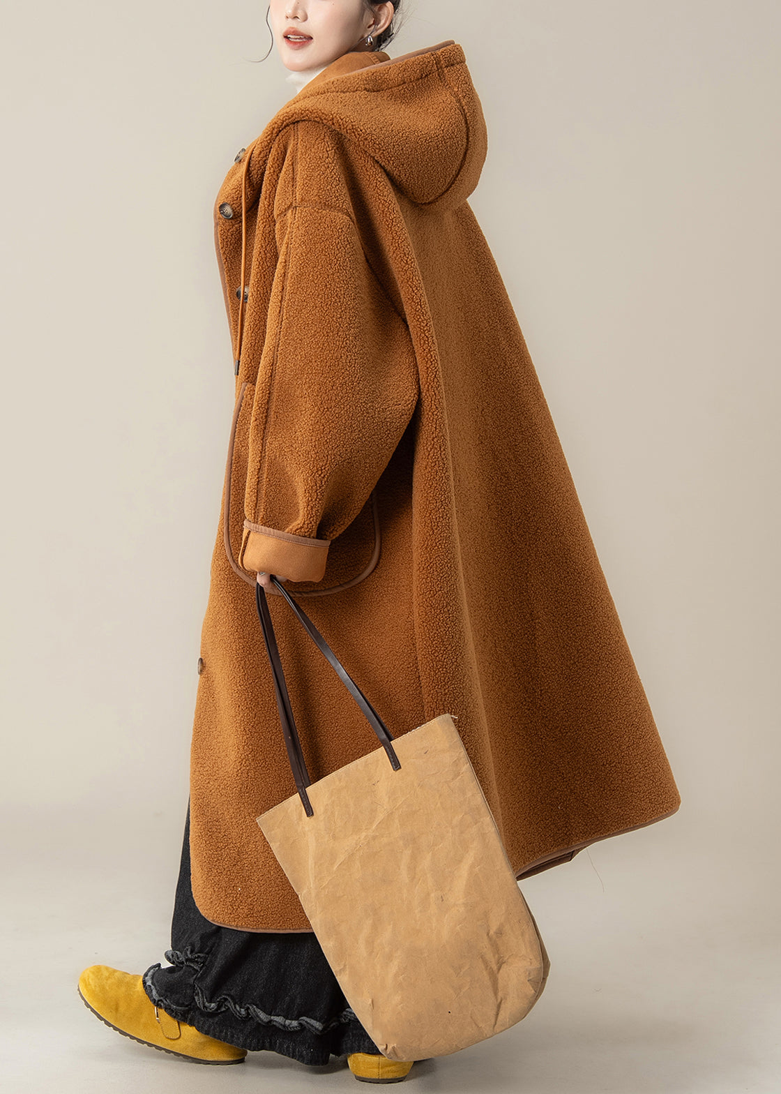 Wintermantel aus Kunstpelz in Übergröße mit Kapuze, Knopfleiste und Taschen