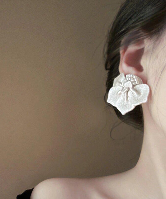 Pendientes de botón con perlas de jazmín de cuero sintético rojo regular