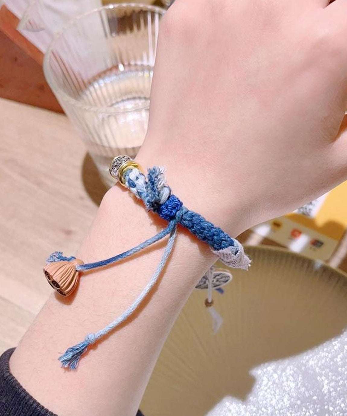 Retro-Armband aus blauem Sterlingsilber mit fünf Kaisermünzen-Anhängern