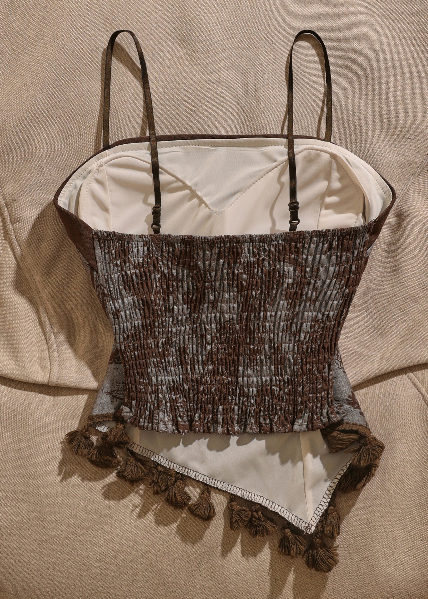 Camiseta sin mangas con cuello oblicuo y estampado de patchwork marrón retro