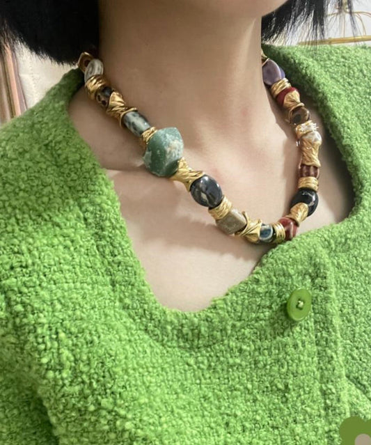 Collar de cuentas graduadas con patchwork de cerámica arcoíris retro
