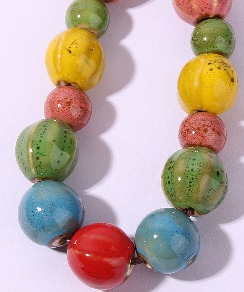 Collar de lazo con cuentas de cerámica y tejido arcoíris retro