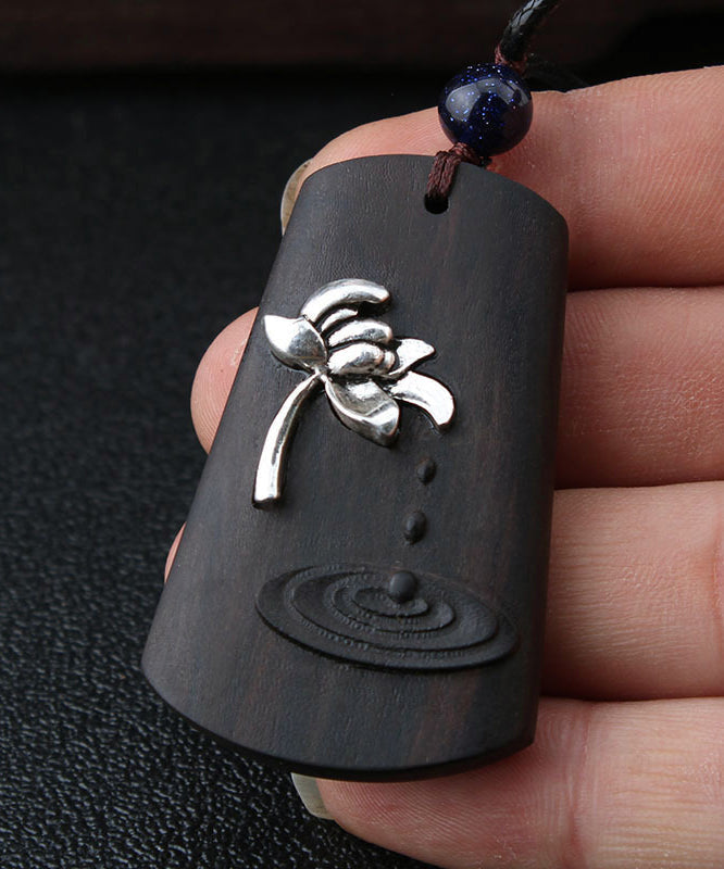 Collar sencillo con colgante floral de ébano dorado en negro