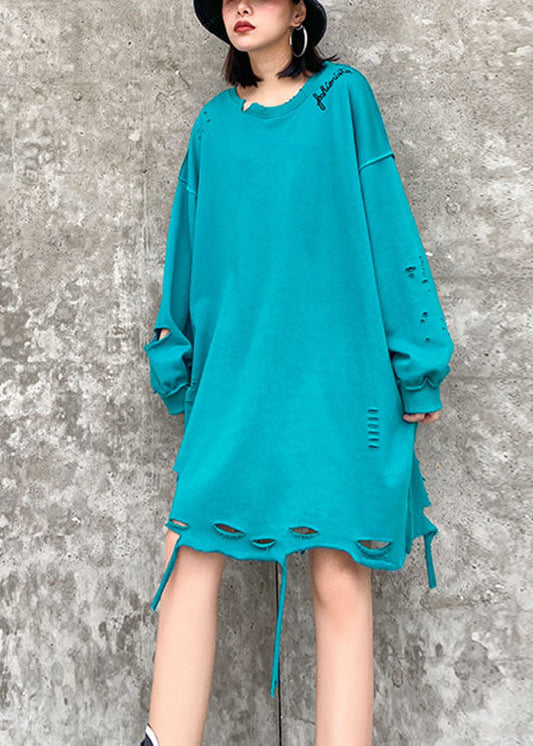 Einfaches blaues O-Ausschnitt-Sweatshirt mit lockeren Löchern für den Herbst