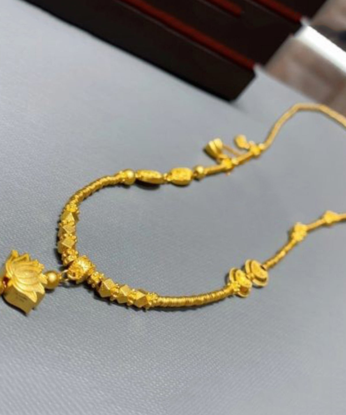 Collar sencillo con colgante de borla de loto de aleación de oro