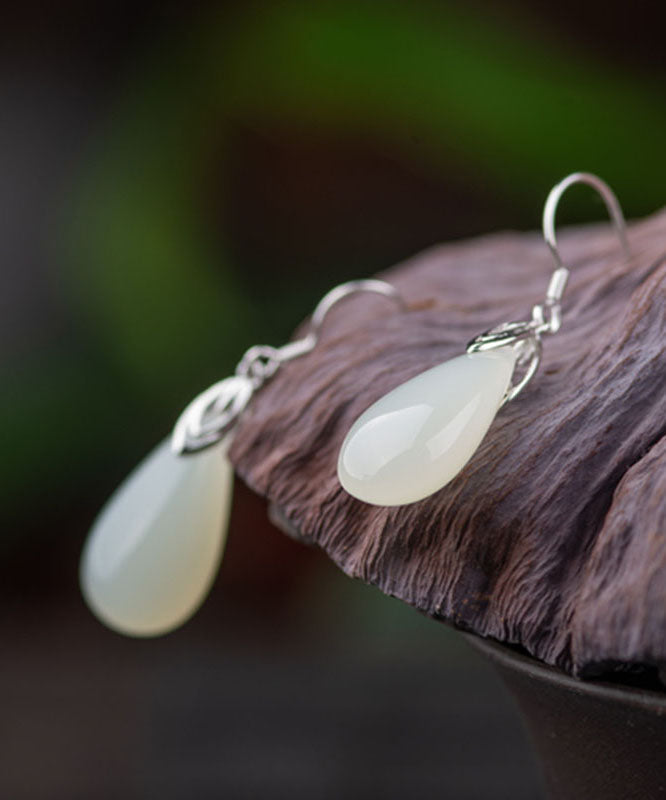 Pendientes sencillos de gota de agua de jade con baño de oro de 18 quilates y plata de ley dorada