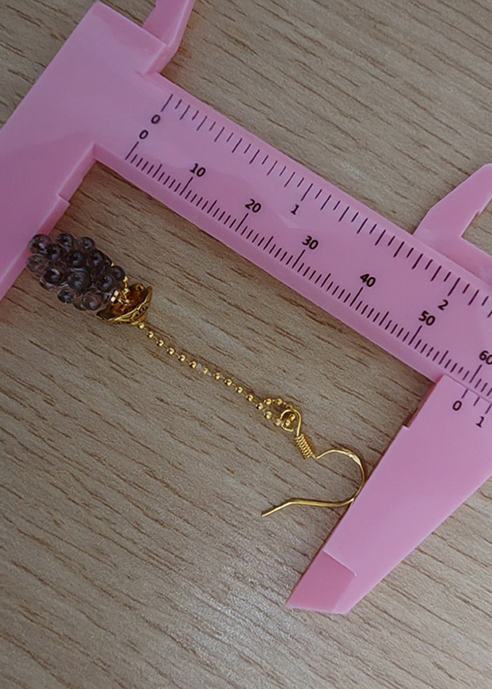 Pendientes largos de acrílico con uvas en oro de 14 quilates