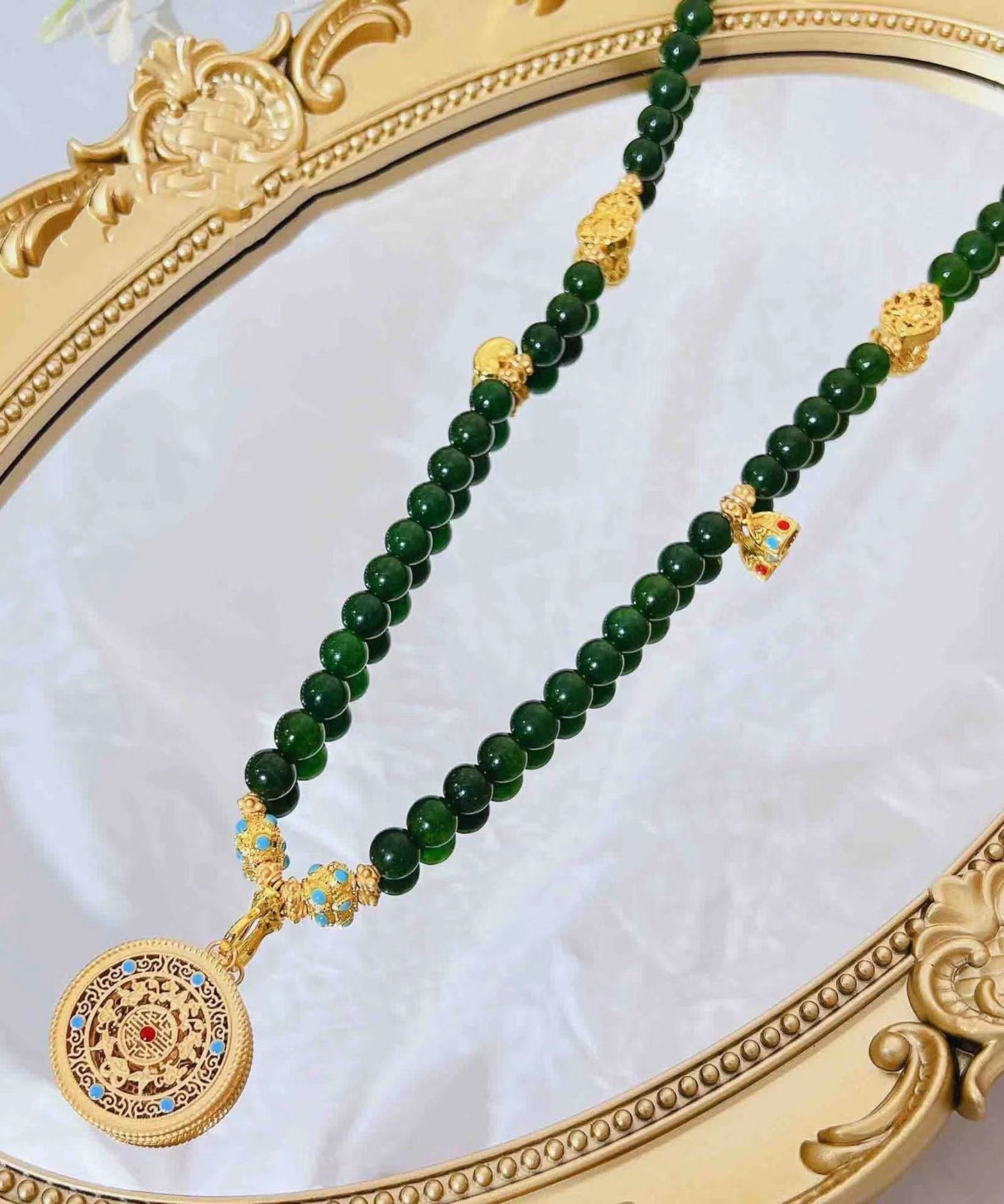 Collar sencillo de cuentas graduadas con gemas y cuentas de oro antiguo verde