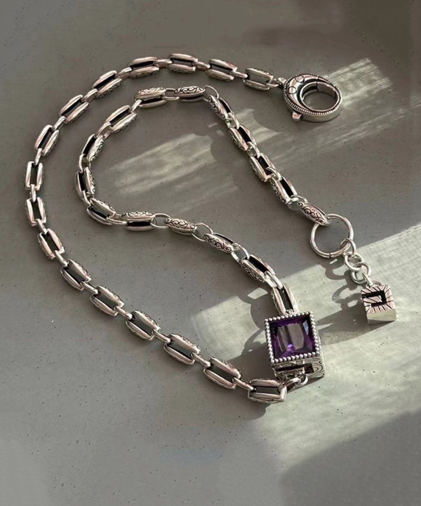 Collar sencillo con colgante de cristal morado en plata de ley