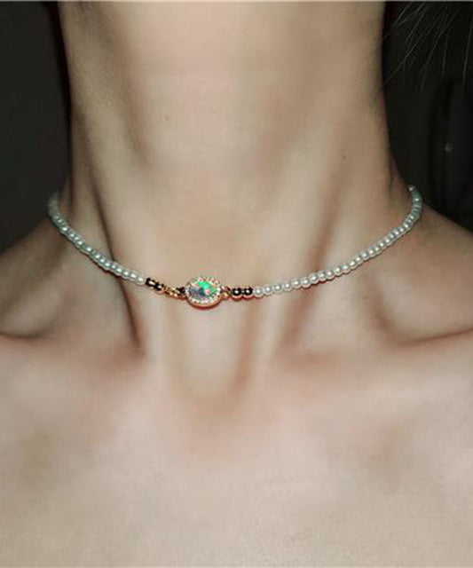 Collar sencillo de perlas con gemas incrustadas en blanco dorado y cuentas graduadas