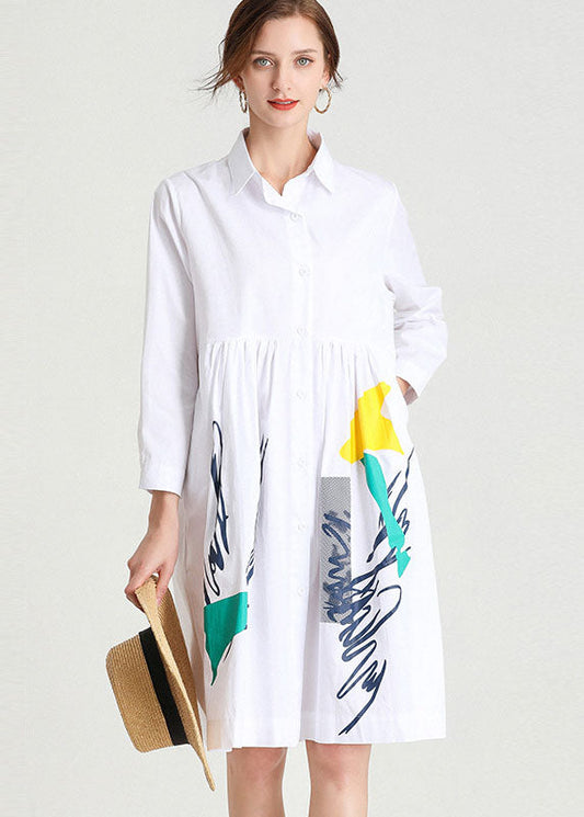 Schlichtes Peter Pan-Herbstkleid mit weißem Aufdruck