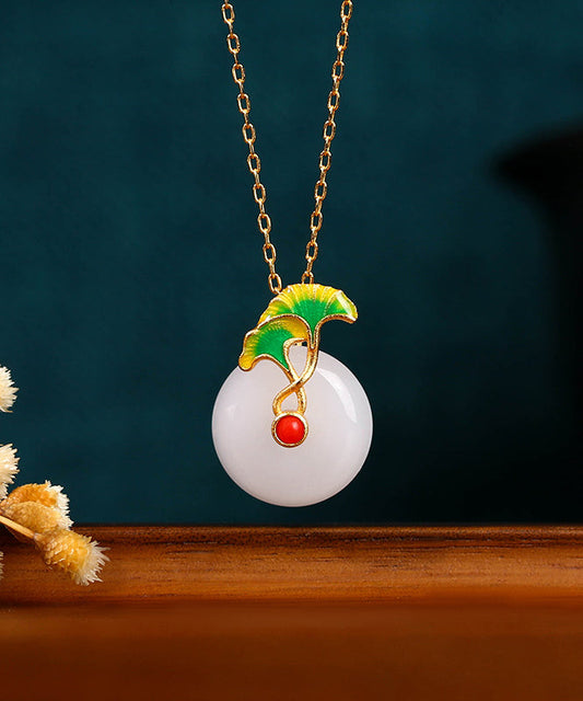 Schlichte Halskette mit Anhänger aus weißem Sterlingsilber mit vergoldetem Jade-Ginkgoblatt und Ping-Schnalle