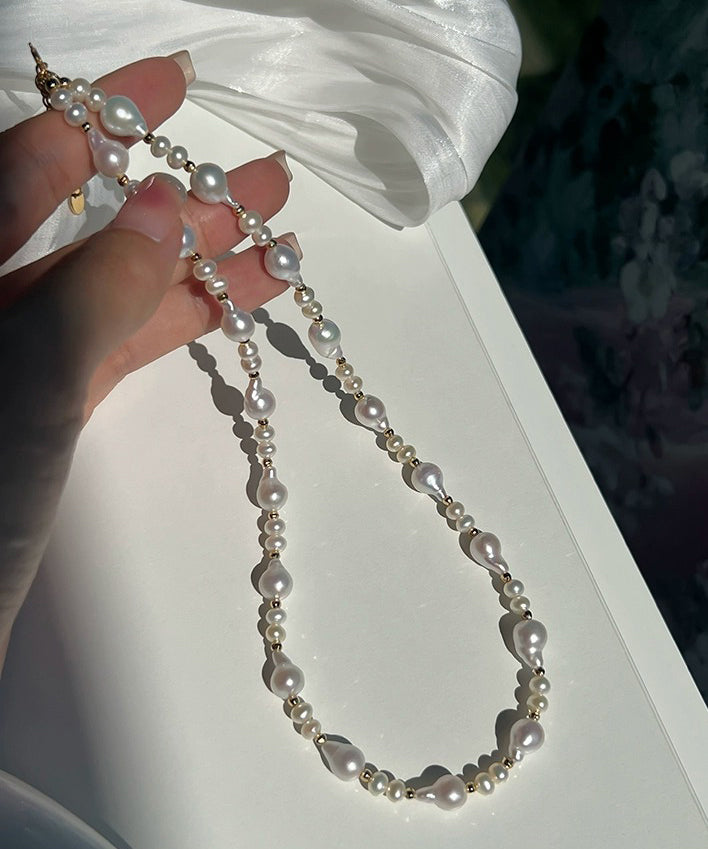 Collar sencillo de acero inoxidable con forma de gota de agua blanca y perlas graduadas doradas