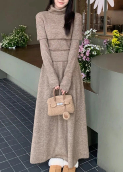 Dreiteiliges Strickset aus schlichtem, weinrotem Rollkragenpullover und Rock – ideal für den Winter