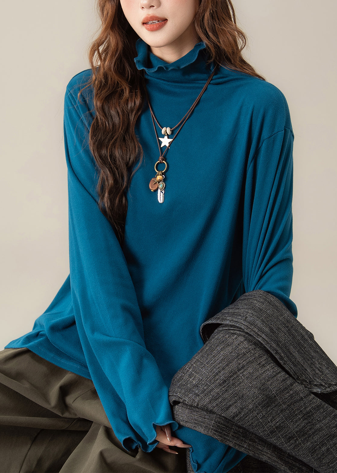 Camiseta de algodón con cuello alto y volantes amarilla sencilla para primavera