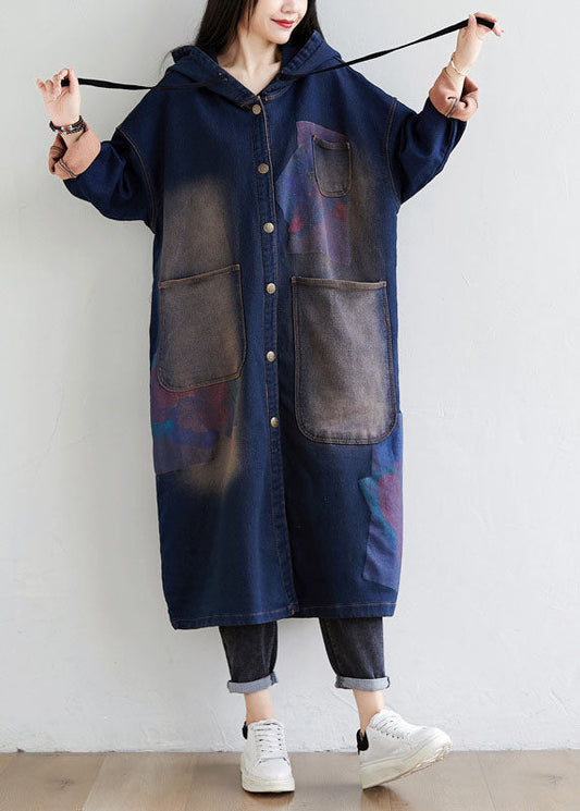 Einfache dunkelblaue Kordelzug Kapuzentaschen Print Denim Trenchcoats Frühling