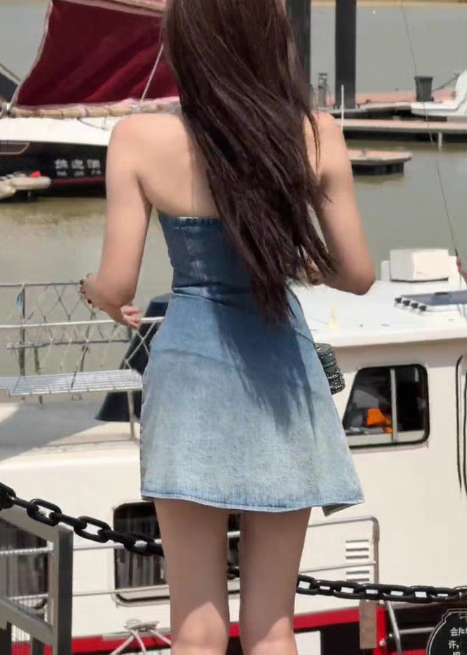 Schmal geschnittenes, rückenfreies, knittriges Minikleid aus blauem Denim, ärmellos