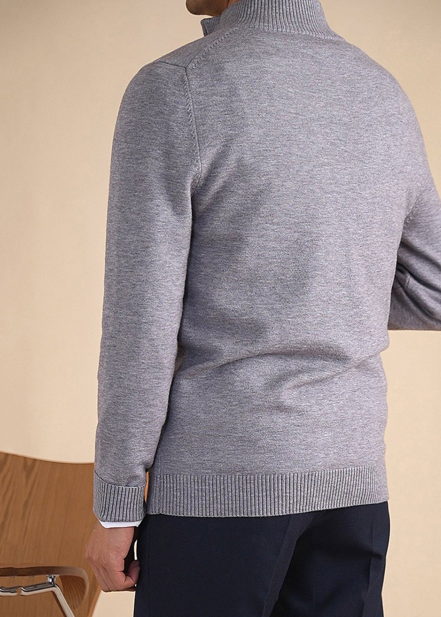 Schmal geschnittener, grauer Strickpullover für Herren mit Stehkragen und Reißverschluss, Winter