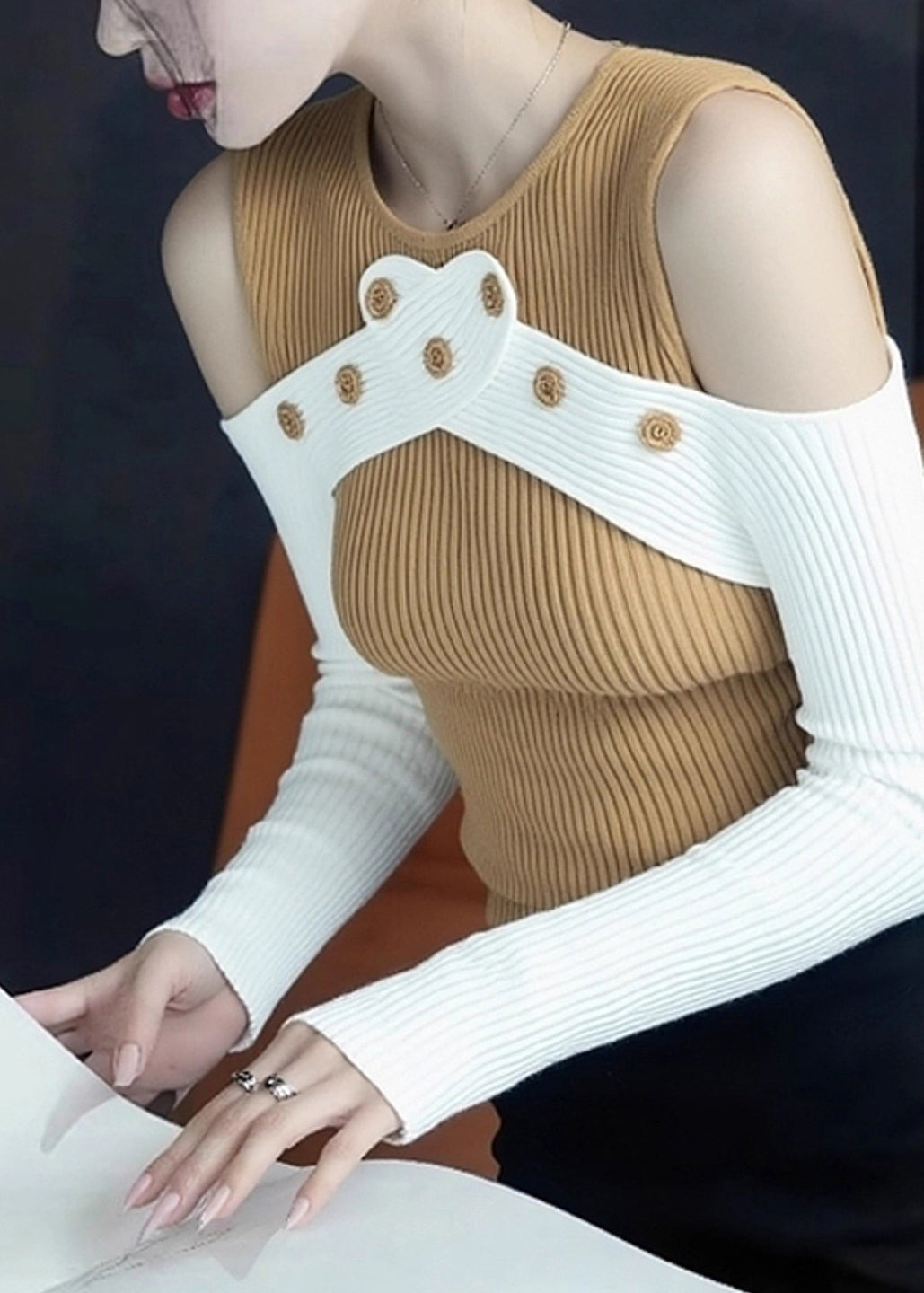 Schmal geschnittene gelbe Patchwork-Strickpullover mit Cut-Out-Schultern für den Frühling