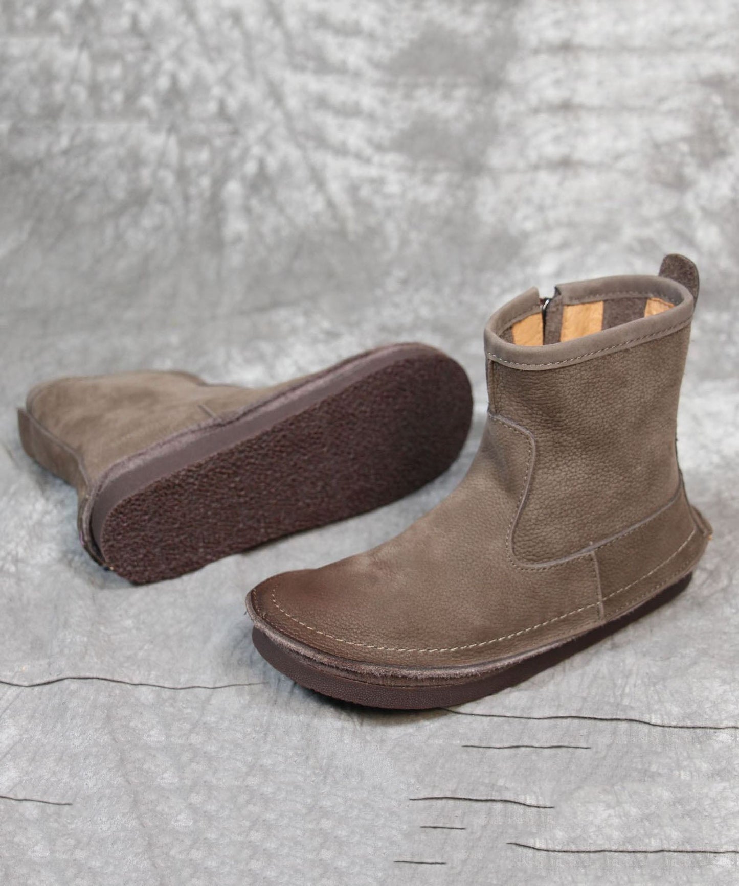 Weiche, graue Stiefel mit Reißverschluss aus Rindsleder, elegante Stiefel mit gekreuzten Riemen