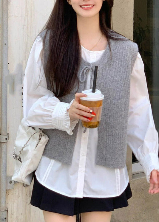 Graue, ärmellose Weste aus Baumwollstrick mit Rundhalsausschnitt und Bindeband.