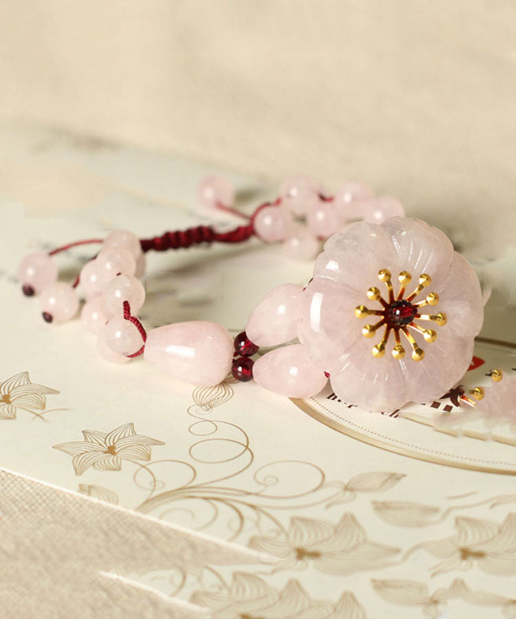 Pulsera con dije de granate de cristal tejido a mano en color rosa